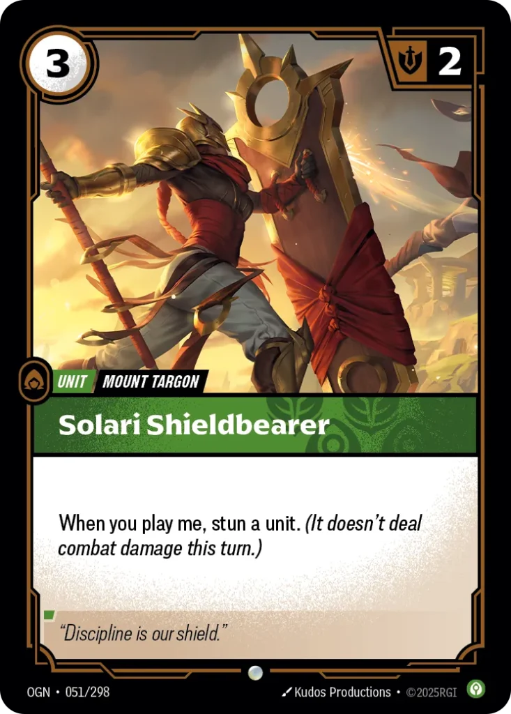 Karta Riftbound: Solari Shieldbearer — Unit, kolor Calm, dodatek Origins. Ilustracja: Kudos Productions. Opis karty: When you play me, stun a unit. (It doesn't deal combat damage this turn.)