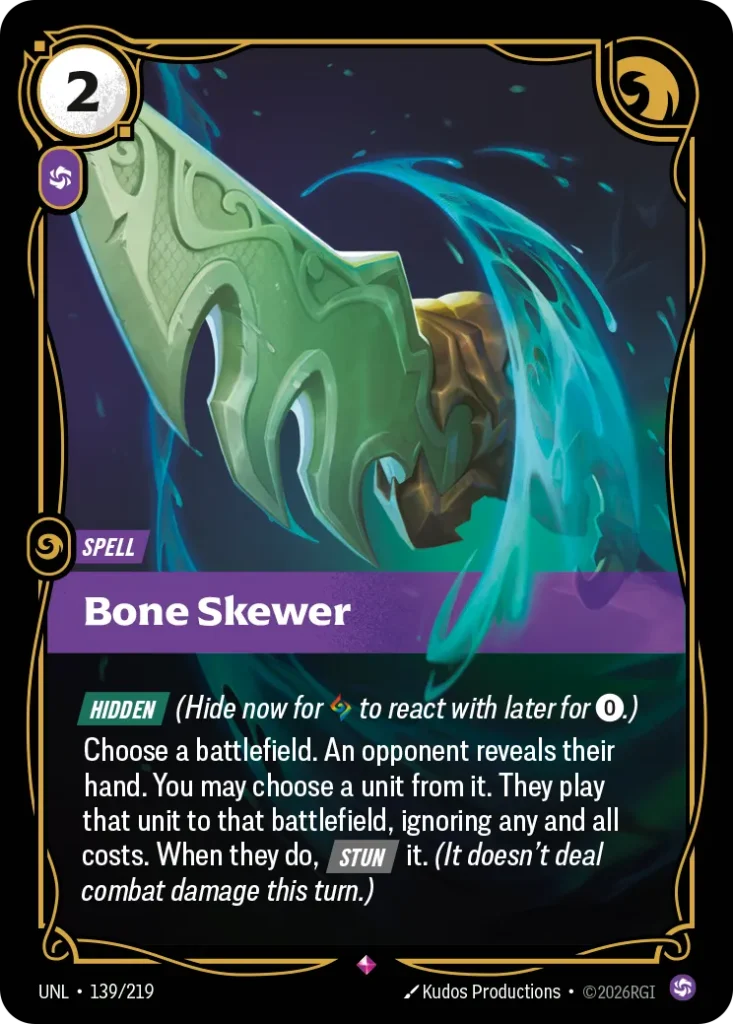 Karta Riftbound: Bone Skewer — Spell, kolor Chaos, dodatek Unleashed. Ilustracja: Kudos Productions. Opis karty: Hidden (Hide now for to react with later for 0⚡.)Choose a battlefield. An opponent reveals their hand. You may choose a unit fr