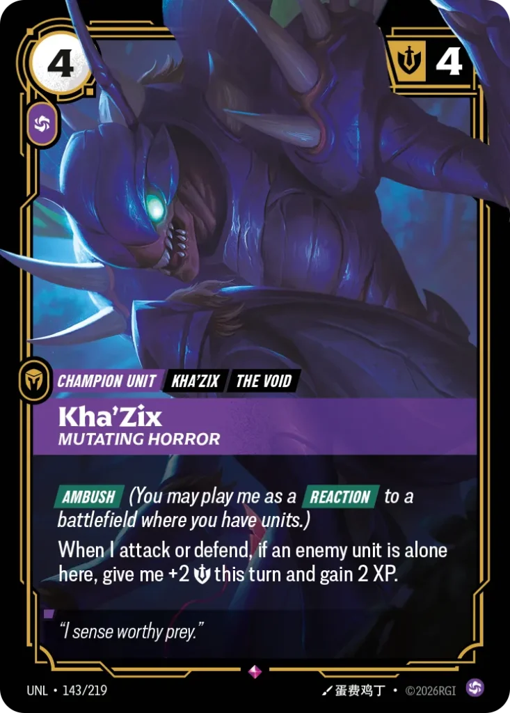 Karta Riftbound: Kha'Zix - Mutating Horror — Unit, kolor Chaos, dodatek Unleashed. Ilustracja: 蛋费鸡丁. Opis karty: Ambush (You may play me as a Reaction to a battlefield where you have units.)When I attack or defend, if an enemy unit is alone