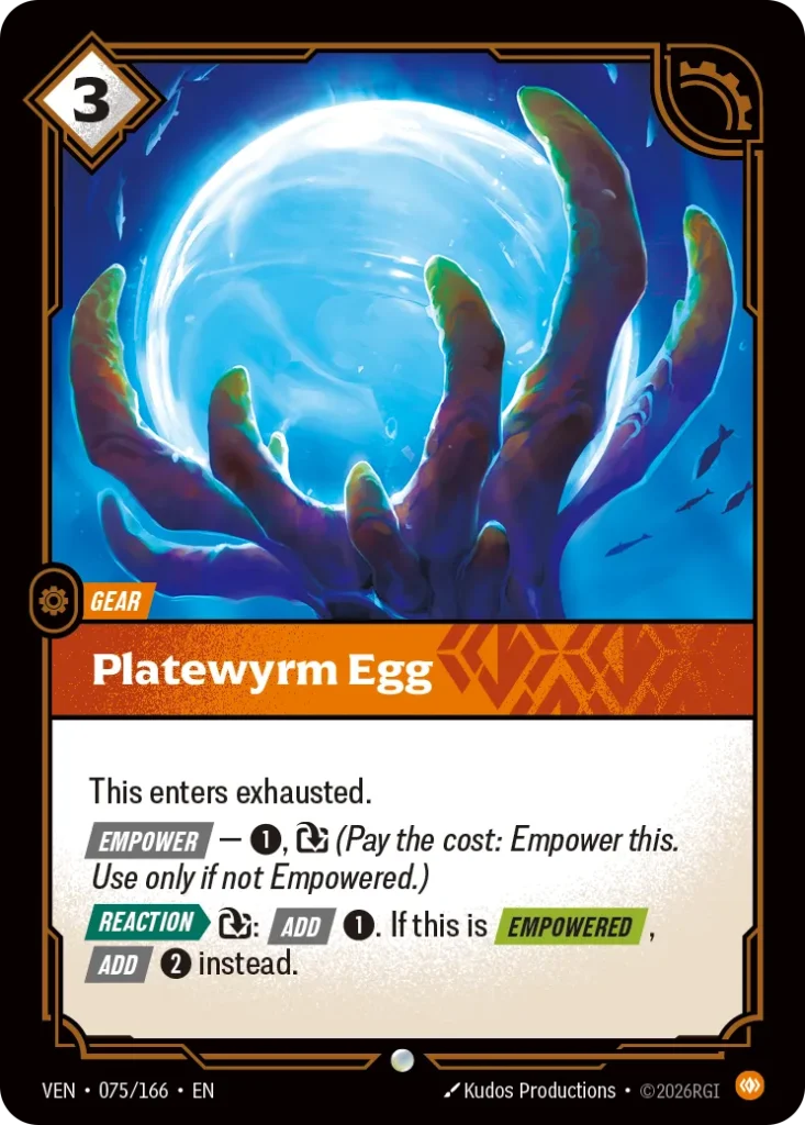 Karta Riftbound: Platewyrm Egg — Gear, kolor Body, dodatek Vendetta. Ilustracja: Kudos Productions. Opis karty: This enters exhausted. Empower — 1⚡, (Pay the cost: Empower this. Use only if not Empowered.) Reaction > : Add 1⚡. If this is