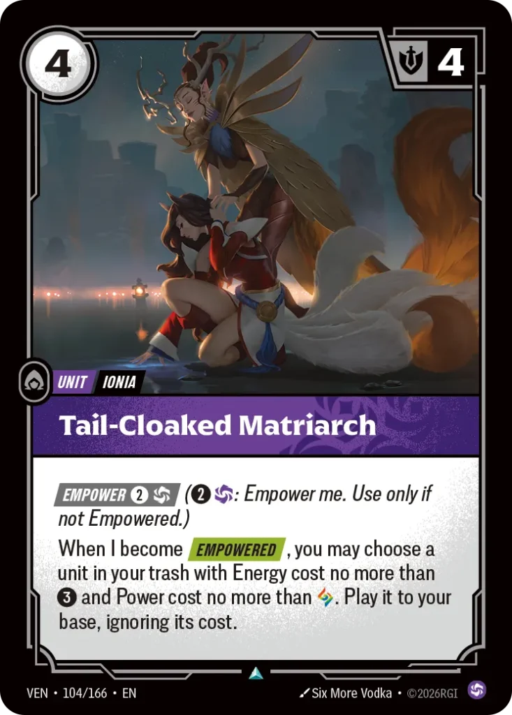 Karta Riftbound: Tail-Cloaked Matriarch — Unit, kolor Chaos, dodatek Vendetta. Ilustracja: Six More Vodka. Opis karty: Empower 2⚡ (2⚡: Empower me. Use only if not Empowered.)When I become Empowered , you may choose a unit in your trash with